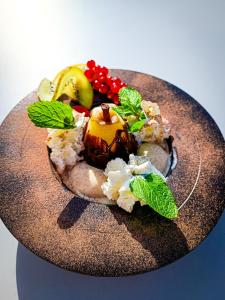 een bord met groenten en fruit op tafel bij Auberge du château de Joux in La Cluse et Mijoux