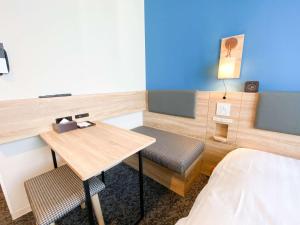 Postel nebo postele na pokoji v ubytování Comfort Hotel Takamatsu