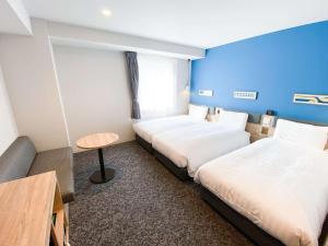 Postel nebo postele na pokoji v ubytování Comfort Hotel Takamatsu