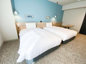 Postel nebo postele na pokoji v ubytování Comfort Hotel Takamatsu