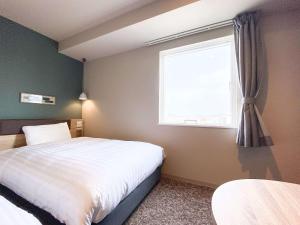 Postel nebo postele na pokoji v ubytování Comfort Hotel Takamatsu