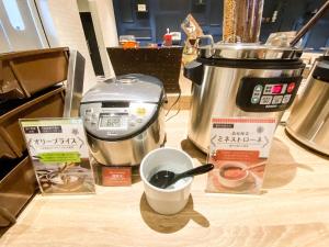 Příslušenství pro přípravu čaje a kávy v ubytování Comfort Hotel Takamatsu