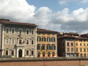 a group of old buildings in a city at Suite storica e panoramica - Centro in Pisa