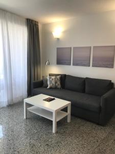 A seating area at Bahia Colon