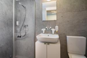 Bilik mandi di Hotel Lindenhof by Crossworld AG