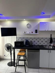 a kitchen with a counter and a table and chairs at Justcozy chambre indépendante #2 in Lille +15 photos