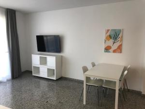 A television and/or entertainment centre at Bahia Colon