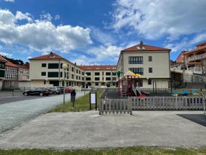 un parco giochi di fronte a un edificio con un edificio di Apartamento Alfredo a O Pindo