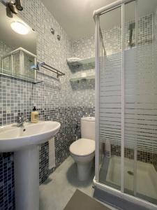 un bagno con wc, lavandino e doccia di Apartamento Alfredo a O Pindo Altre 12 foto