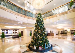 東京にあるホテルベルクラシック東京のロビーの真ん中にあるクリスマスツリー