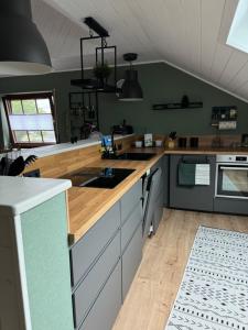 Kuchyň nebo kuchyňský kout v ubytování Neu renovierte Ferienwohnung Suseria