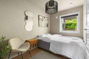 En eller flere senger på et rom på ARCTIC HOMES - The Plaza