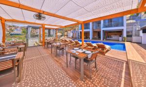 卡斯Casa Bi Hotel的一个带桌椅的户外庭院和一个游泳池 更多50张照片