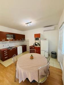 Η κουζίνα ή μικρή κουζίνα στο Marisala - Berth avalable, 20m from sea!! +29 φωτογραφίες