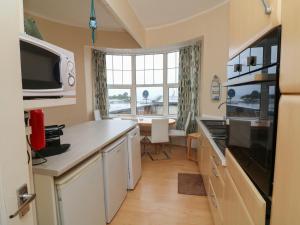 イフラクームにあるCapstone Viewの大きな窓とテーブル付きのキッチンが備わります。