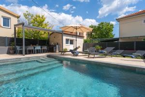 Πισίνα στο ή κοντά στο Villa Ewala