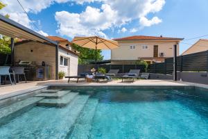 Πισίνα στο ή κοντά στο Villa Ewala