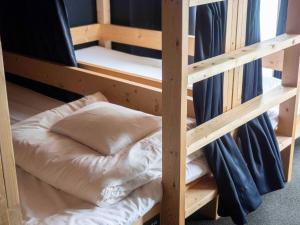 Rúm í herbergi á GuestHouse Hostel MangeTak ゲストハウス マングタック広島