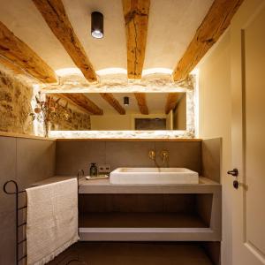 un baño con lavabo y espejo en Masia la Oliva, en Coll de Nargó
