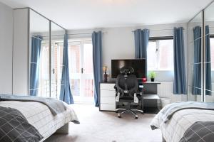 a bedroom with a desk and a chair in a room at 3 Bedroom House in Euston, Patio & BBQ in London