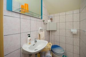 Koupelna v ubytování Apartments Jasna