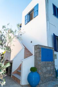 The building in which the holiday home is located Még 22 kép