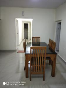 una sala da pranzo con tavolo e sedie in legno di Munnar heritage bungalow a Munnar