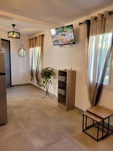 Sunny Cottage في فريجوس: غرفة فيها طاولة وزرع