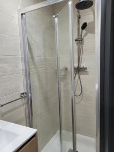 Sunny Cottage في فريجوس: دش مع باب زجاجي في الحمام +16 صورة