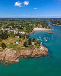 an aerial view of an island with boats in the water at Studio à Port Manec'h - Plage et port à pied in Névez