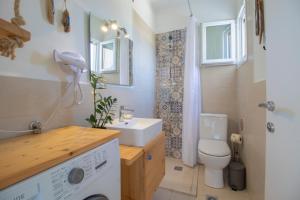 Koupelna v ubytování Babilia central appartment suites Limenas Hersonisou + 20 fotografií