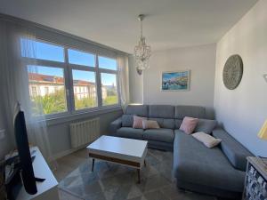 a living room with a couch and a table at Paz Atlántica, centro de A Coruña in A Coruña