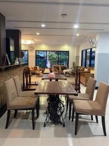una sala da pranzo con tavolo e sedie di CHORLADA LANNA HOTEL a Chiang Mai