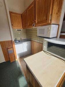 a kitchen with wooden cabinets and a counter top at Appartmt 6-8 en montagne in La Pierre Saint Martin