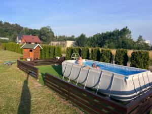 Una piscina en un patio con dos personas. en Słoneczne Tarasy I, en Gdansk