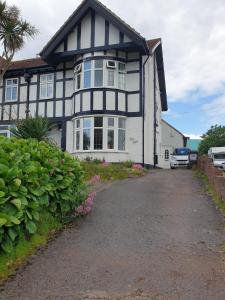 una casa en blanco y negro con entrada en San Remo, en Paignton