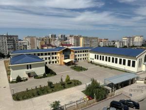 Una vista aérea de un edificio con estacionamiento. en Dzhal-29, en Bishkek