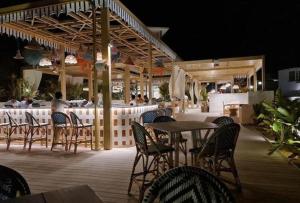 Restaurace v ubytování Fouka Bay North Coast 2BRs Modern Style Serviced Apartment with Open Pool & Sea View