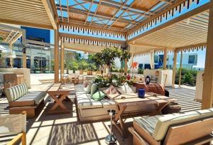 Posezení v ubytování Fouka Bay North Coast 2BRs Modern Style Serviced Apartment with Open Pool & Sea View