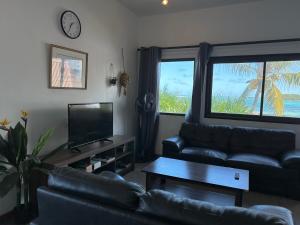 Телевизор и/или развлекательный центр в Blue Beryl Guest House