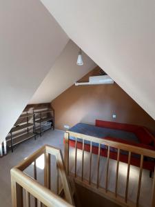 Camera mansardata con letto e scala. di Poilsis Urbo Nidoje a Nida Altre 14 foto