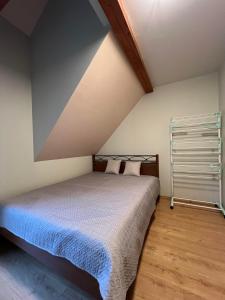 una camera da letto con letto in mansarda di Poilsis Urbo Nidoje a Nida