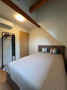 una camera da letto con un letto grande in una stanza di Poilsis Urbo Nidoje a Nida