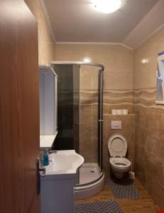 Bilik mandi di Peaceful oasis with sea view and parking spot