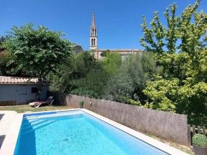 une piscine dans la cour d'une maison dans l'établissement La Jolie Maison de Banne, 4 étoiles, piscine privée chauffée, calme, à Banne