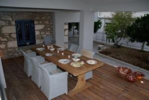ein Holztisch und Stühle in einem Wohnzimmer in der Unterkunft Lagada-Chios in Lagkáda