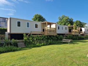 a couple of mobile homes in a yard at Chalet Mullerthal in Reisdorf