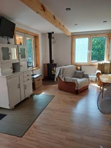 Dapur atau dapur kecil di Domek w lesie