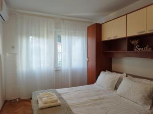 sypialnia z łóżkiem i dwoma ręcznikami na nim w obiekcie Antemma Apartment w Puli