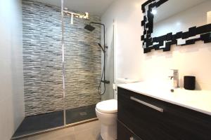 Et badeværelse på Arenal + 11 billeder